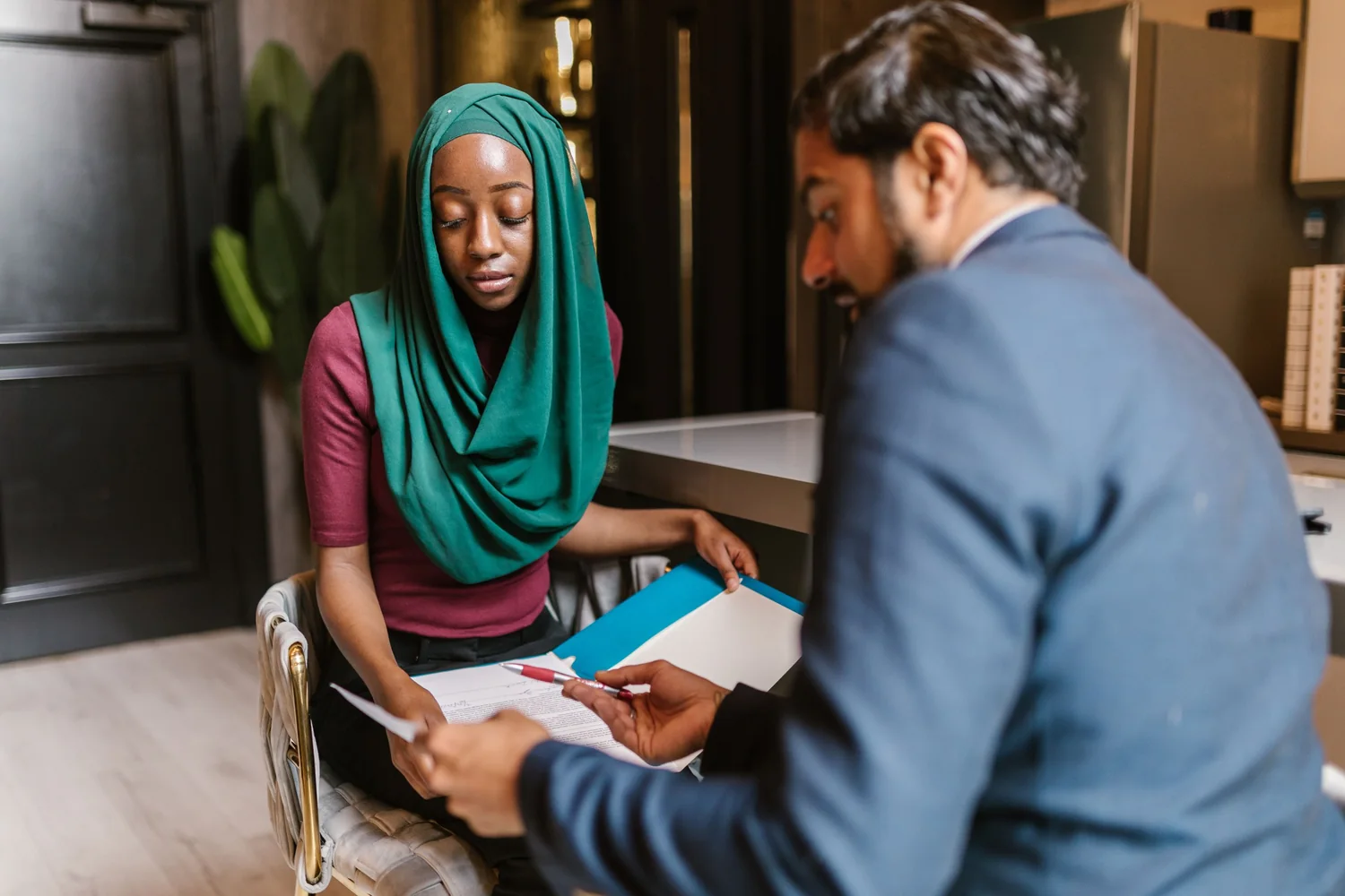 مترجم قانوني وعميل يراجعان الألفاظ العربية لتوكيل