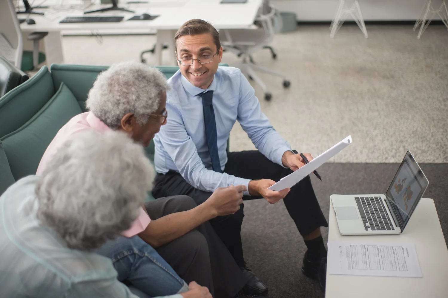 Heir meeting an adviser to appoint someone to act on an estate in the UAE