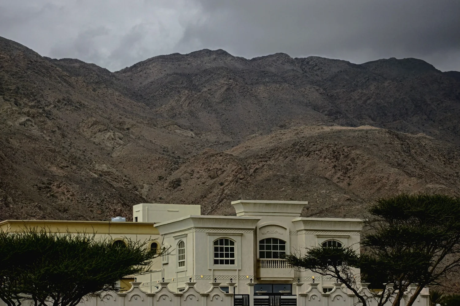 Building in Fujairah below the Hajar mountains