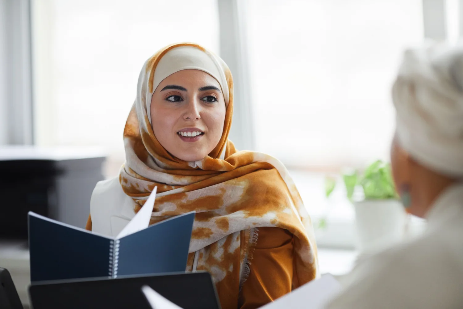عميل يلتقي مستشارا قانونيا في دبي لترتيب توكيل قبل السفر