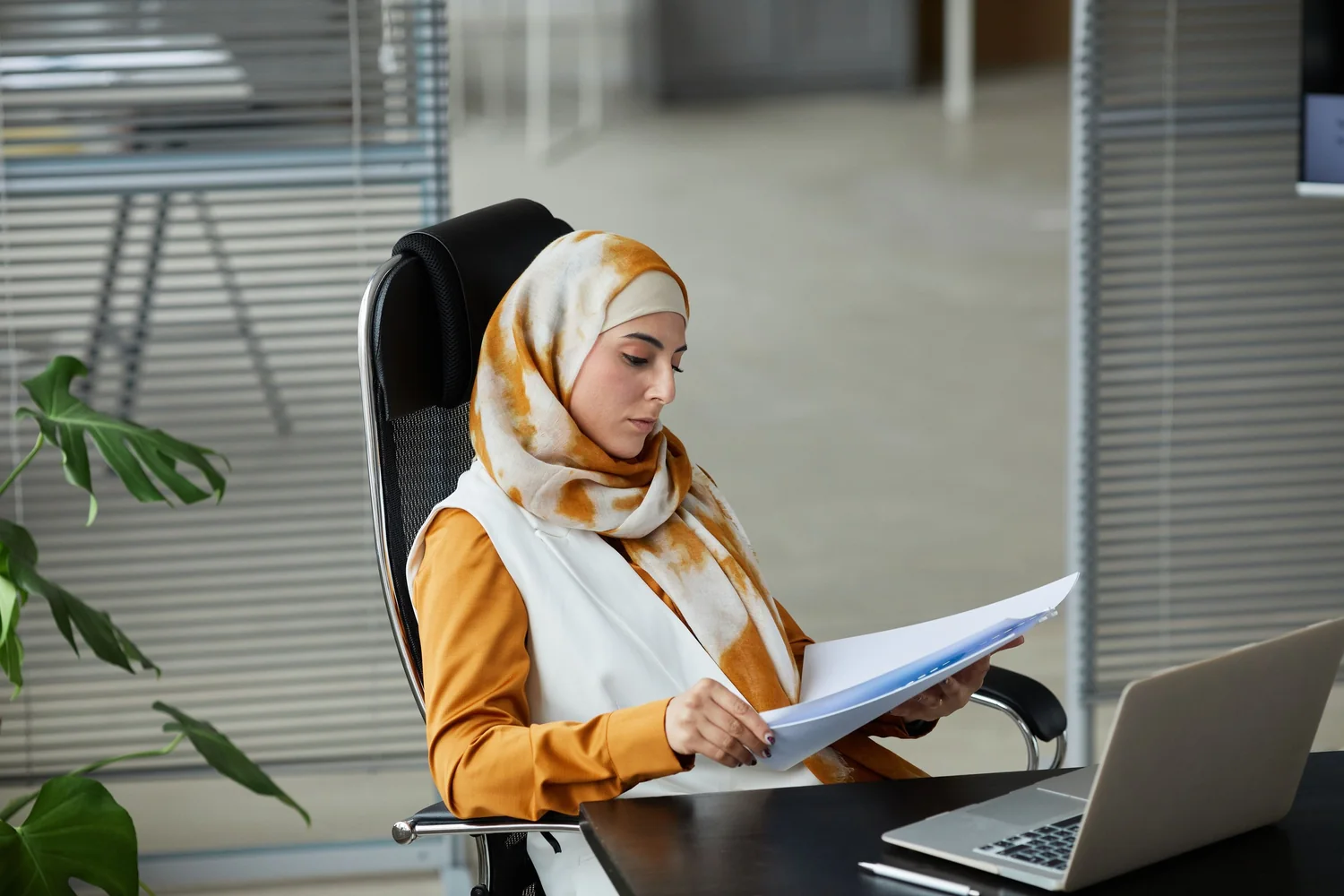 مستشارة قانونية بالحجاب تراجع توكيلا قبل أن يذهب للتصديق