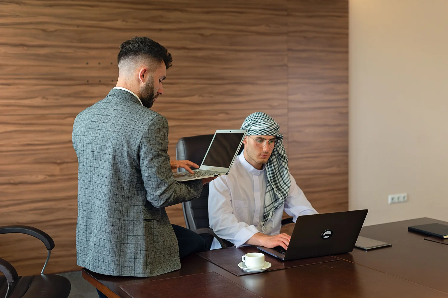 محاميان يصوغان توكيلا معا في مكتب بدبي