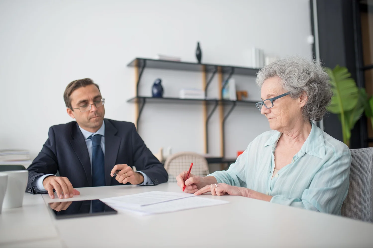 Signing a revocation before a notary public in Dubai